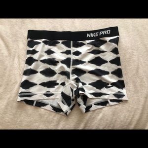 Nike Pro- black and white